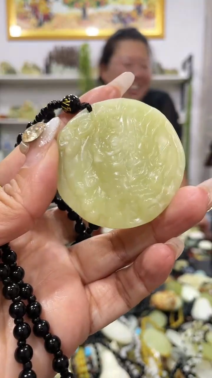 岫玉未镶嵌吊坠            