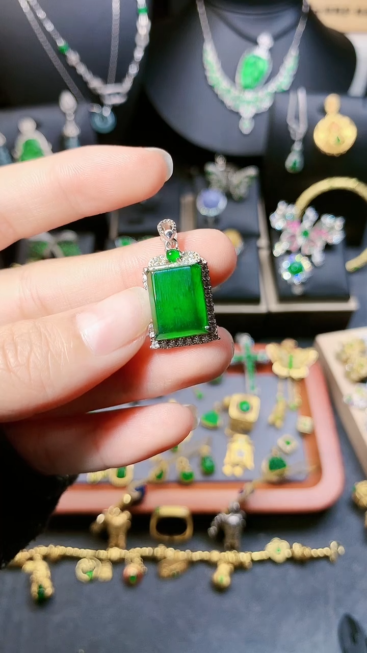 【闪购商品】翡翠吊坠(赠链)银S925镶嵌吊坠