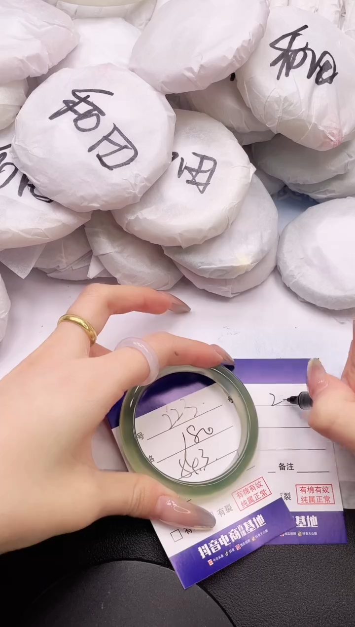 【闪购商品】石英质玉手镯未镶嵌16K223-54