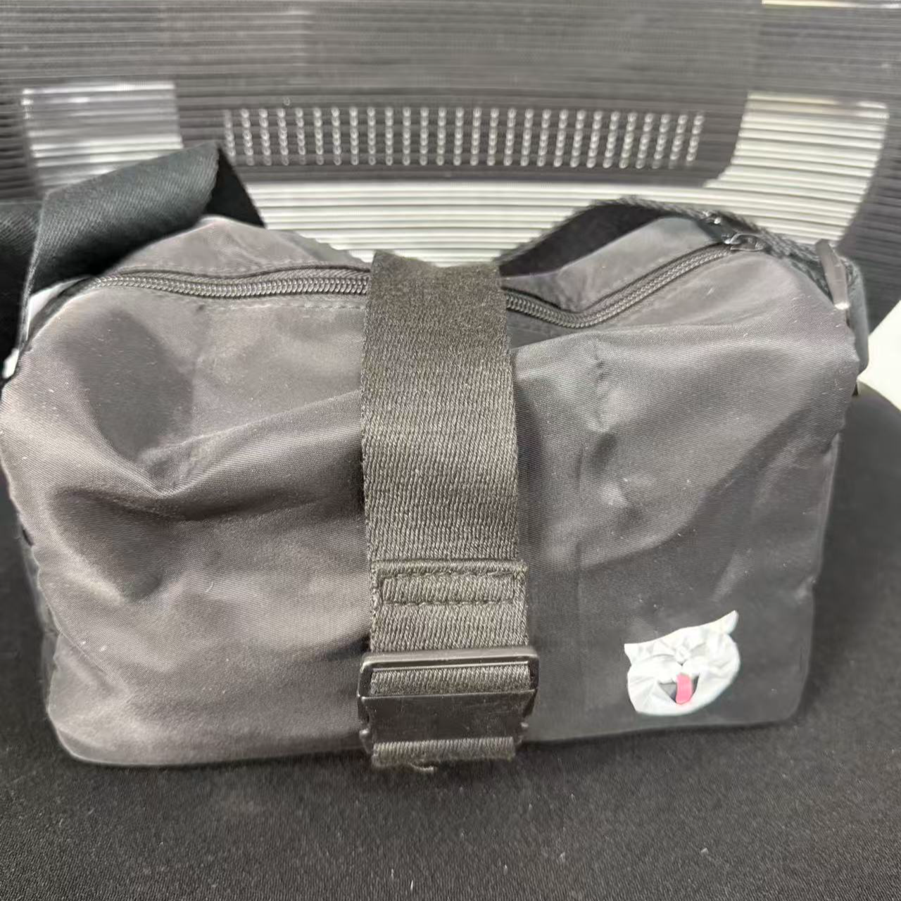 时尚纯色休闲风肩包斜挎包运动都市简约黑色相机包