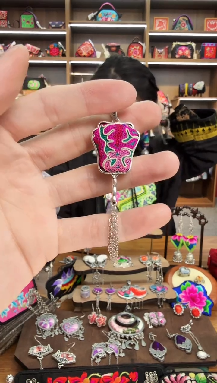 【闪购商品】织绣101蒙阿苏苗绣传承