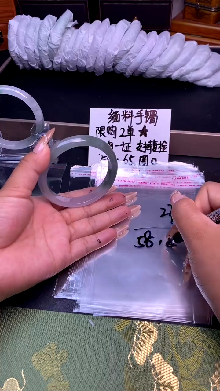 时尚女款缅料手镯236