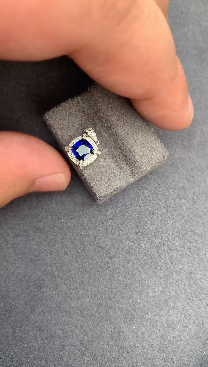 【闪购商品】蓝宝石吊坠(不含链)18K金镶嵌96分皇家蓝吊坠