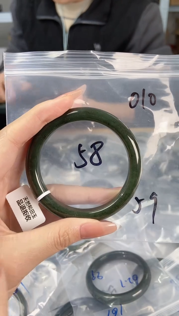 【闪购商品】和田玉手镯未镶嵌和田玉010