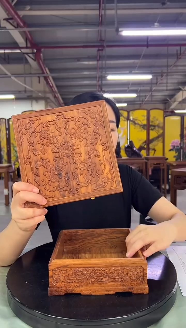 木逍*人DZ1082-P7MK--雕缠枝莲纹方盒（拍）