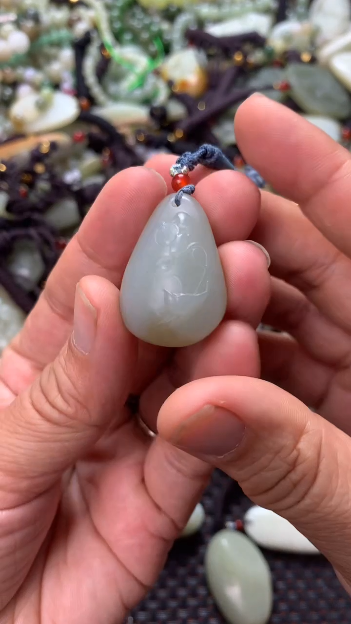 和田玉未镶嵌颈饰（多样性发一件）没有证书有瑕