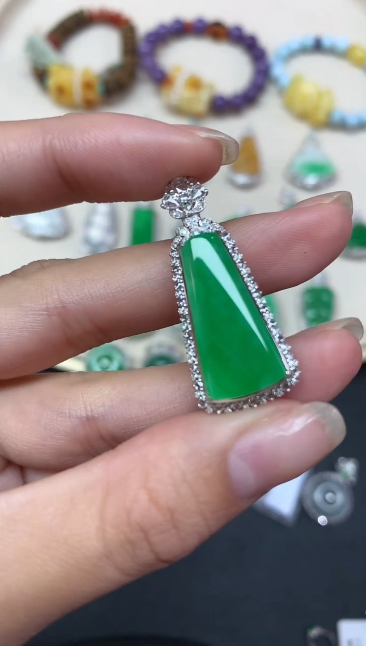 【闪购商品】翡翠吊坠(不含链)18K金镶嵌吊坠A96|15800