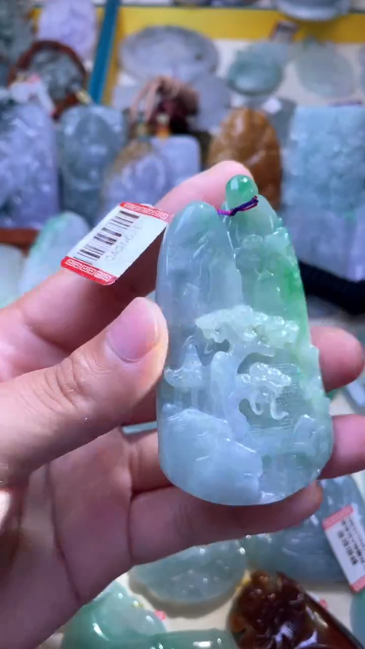 翡翠未镶嵌颈饰山水