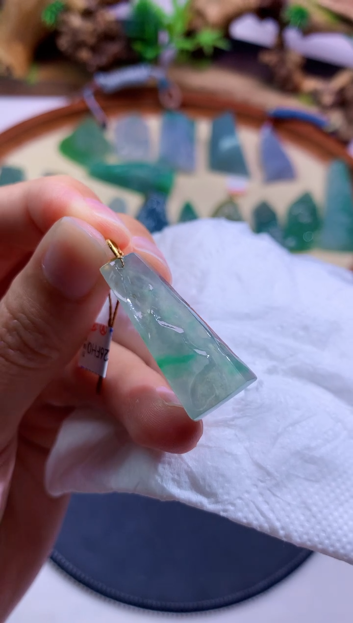 翡翠未镶嵌颈饰          