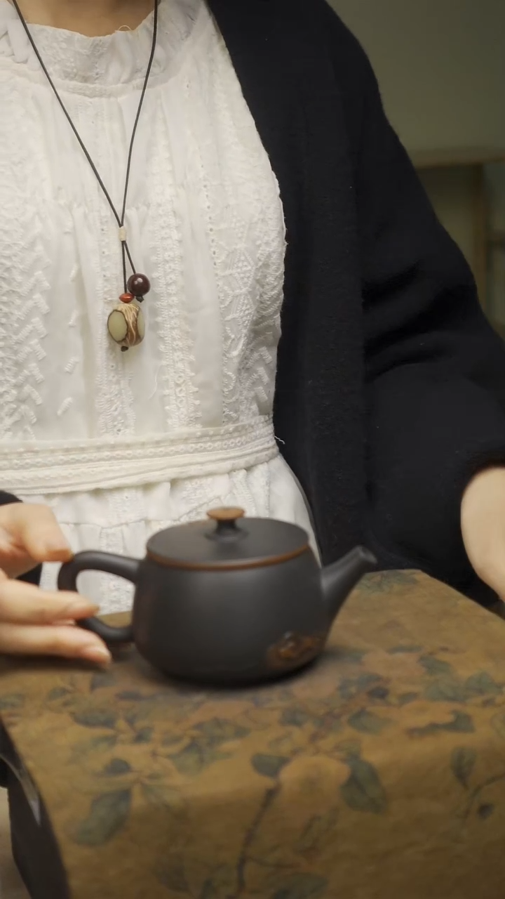 建水紫陶祥云汉瓦壶