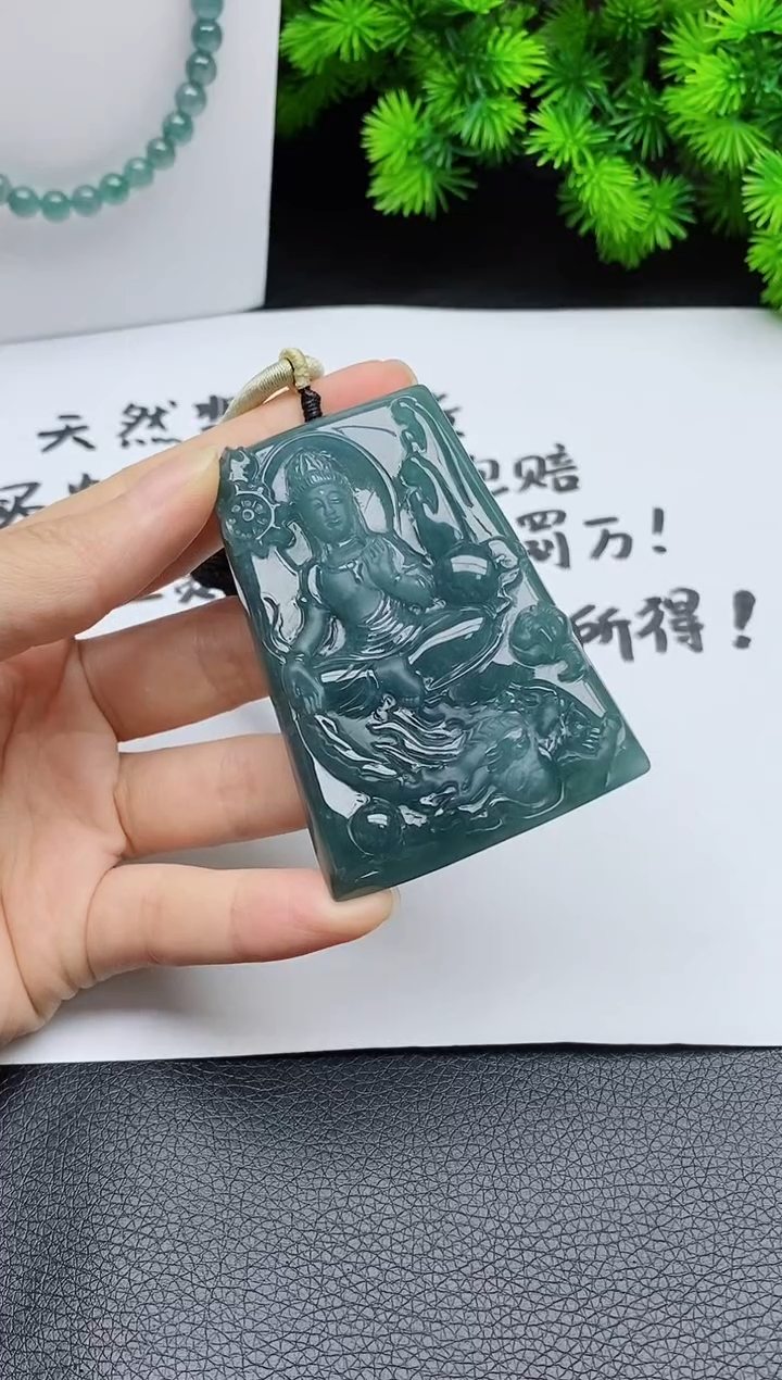 翡翠未镶嵌颈饰 