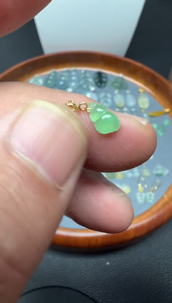 颈饰18K金镶嵌翡翠（22号） 纯天然A货缅甸翡翠  葫芦小滴溜