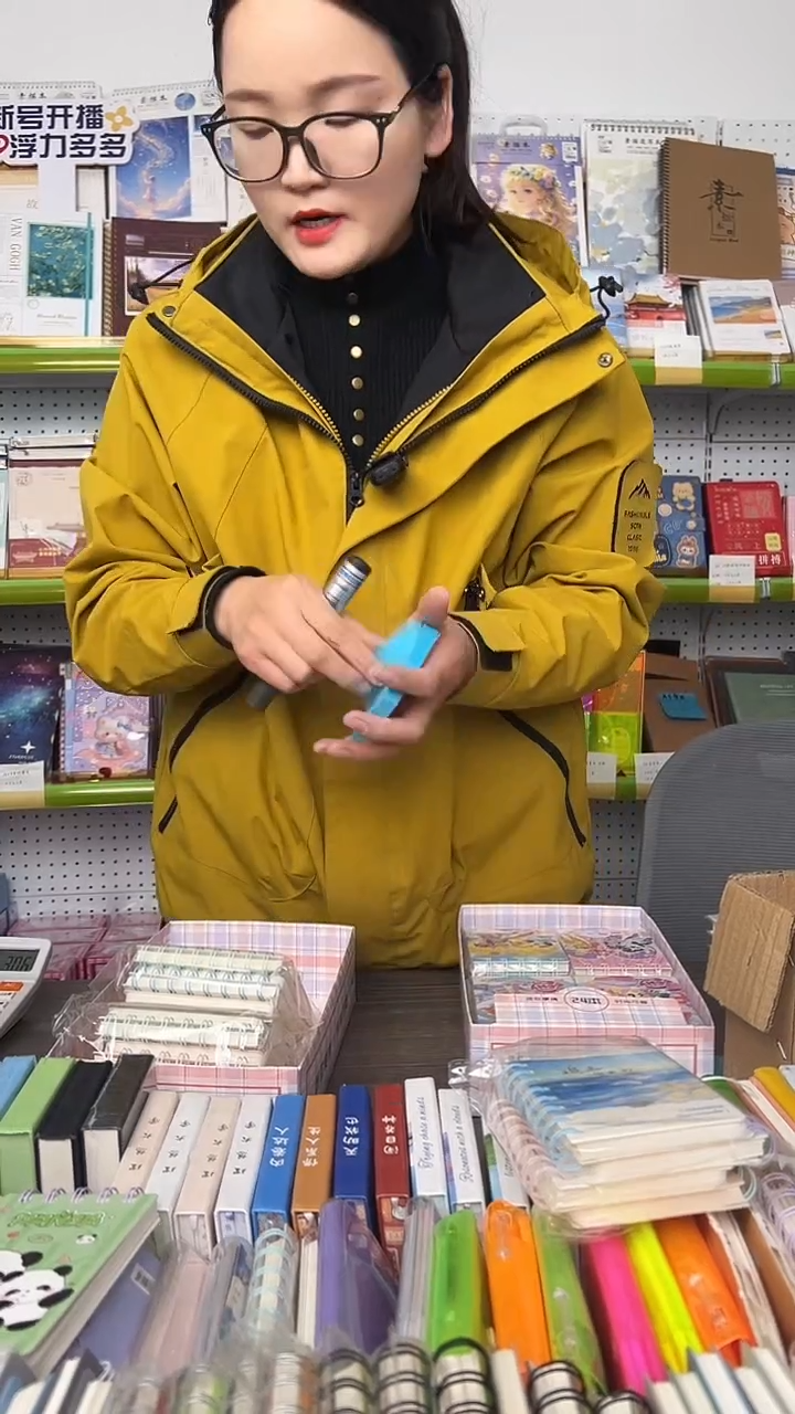 浩***妹B5   100k（A7）卡面线环本侧翻横线 70张【混搭】10本
