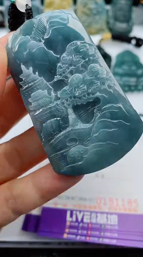 翡翠未镶嵌颈饰               