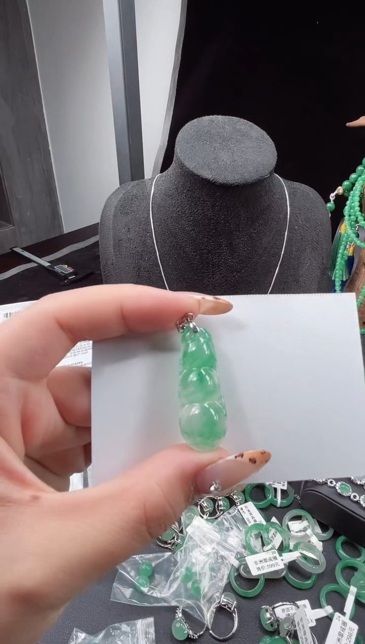 吊坠(赠链)银S925镶嵌石英质玉（非洲翠）28.238豆子