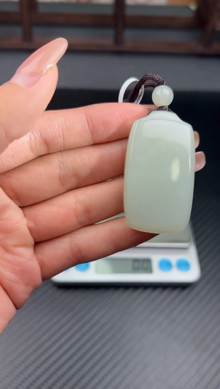 吊坠(赠链)未镶嵌和田玉且末微色差近矿吊坠M