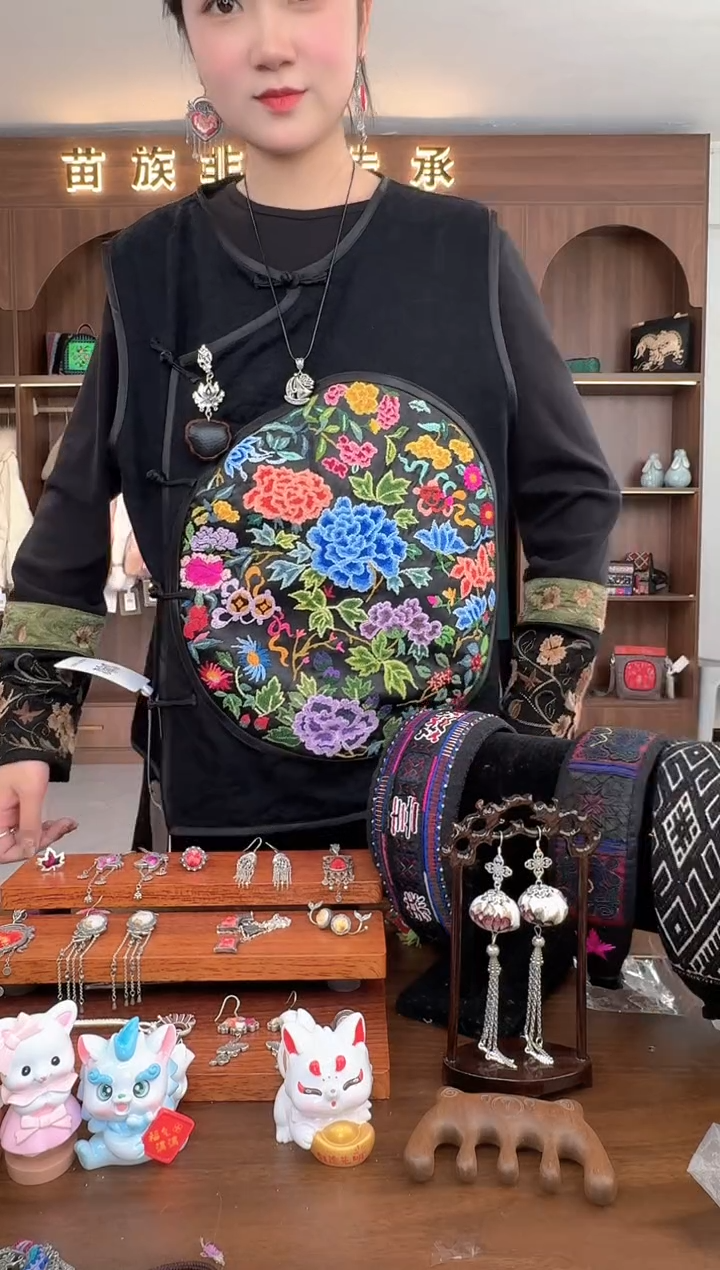 【闪购商品】织绣扶光苗绣传承L12