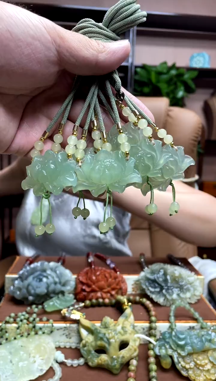 岫玉未镶嵌颈饰多样性发货发其中之一