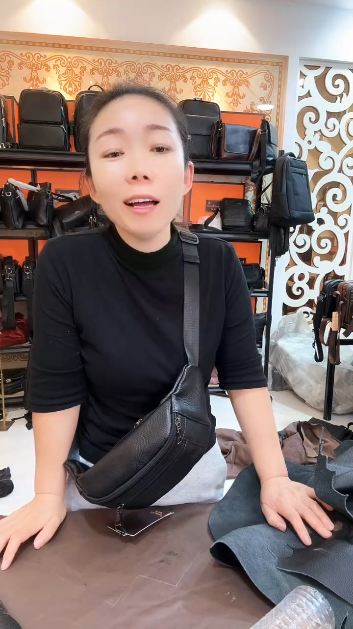 头层牛皮锦纶尺寸长34高12厘米迷你福利腰包胸包黑色