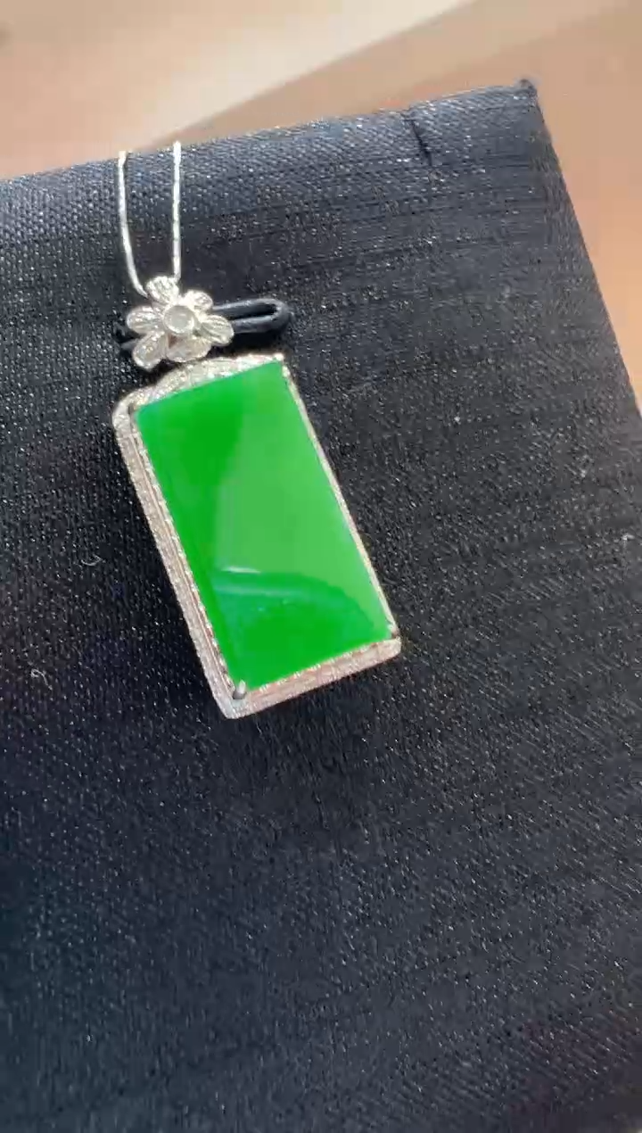 【闪购商品】翡翠吊坠(不含链)18K金镶嵌             