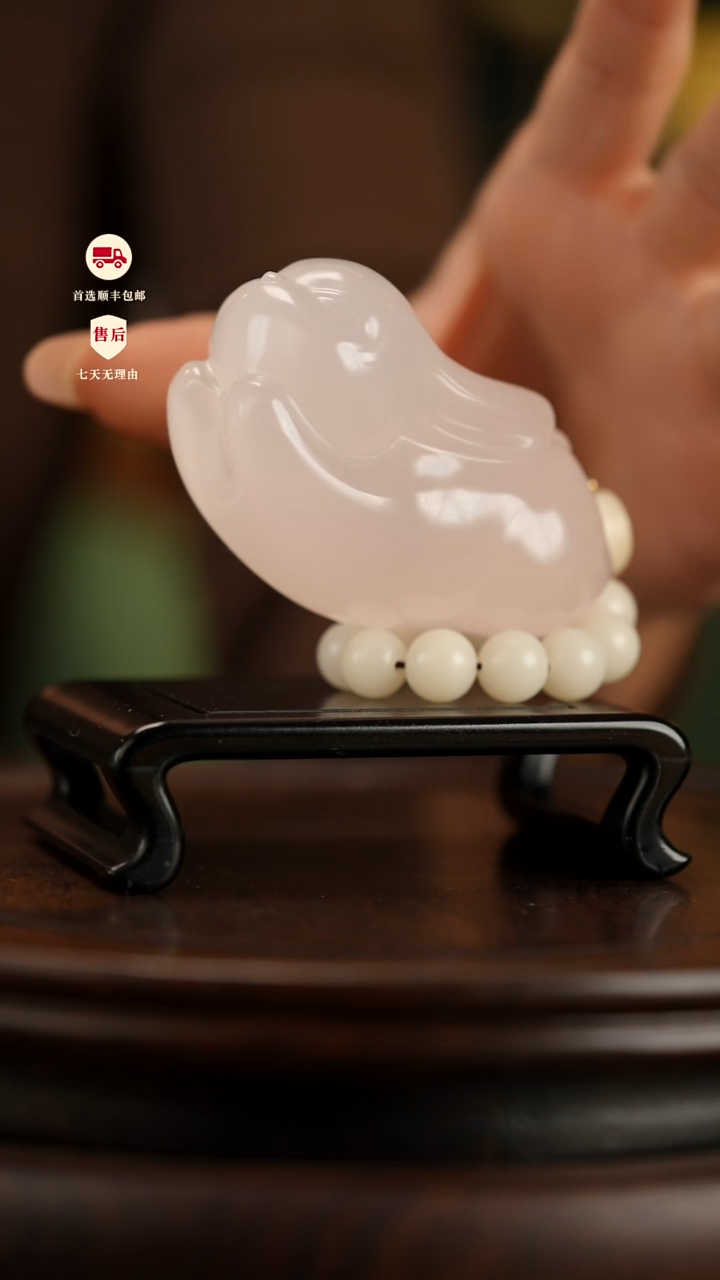 云南石樱花粉玉兔拜月手把件