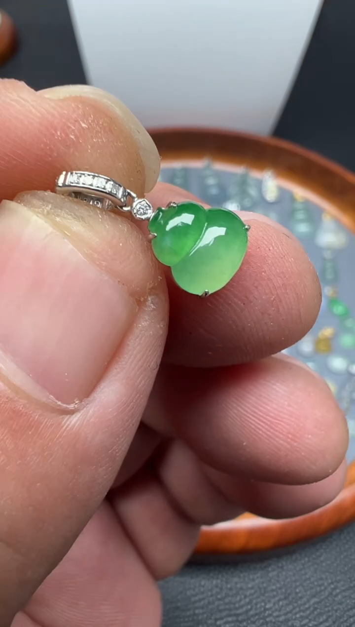 颈饰18K金镶嵌翡翠是****?（60号）纯天然A货缅甸翡翠葫芦锁骨吊坠