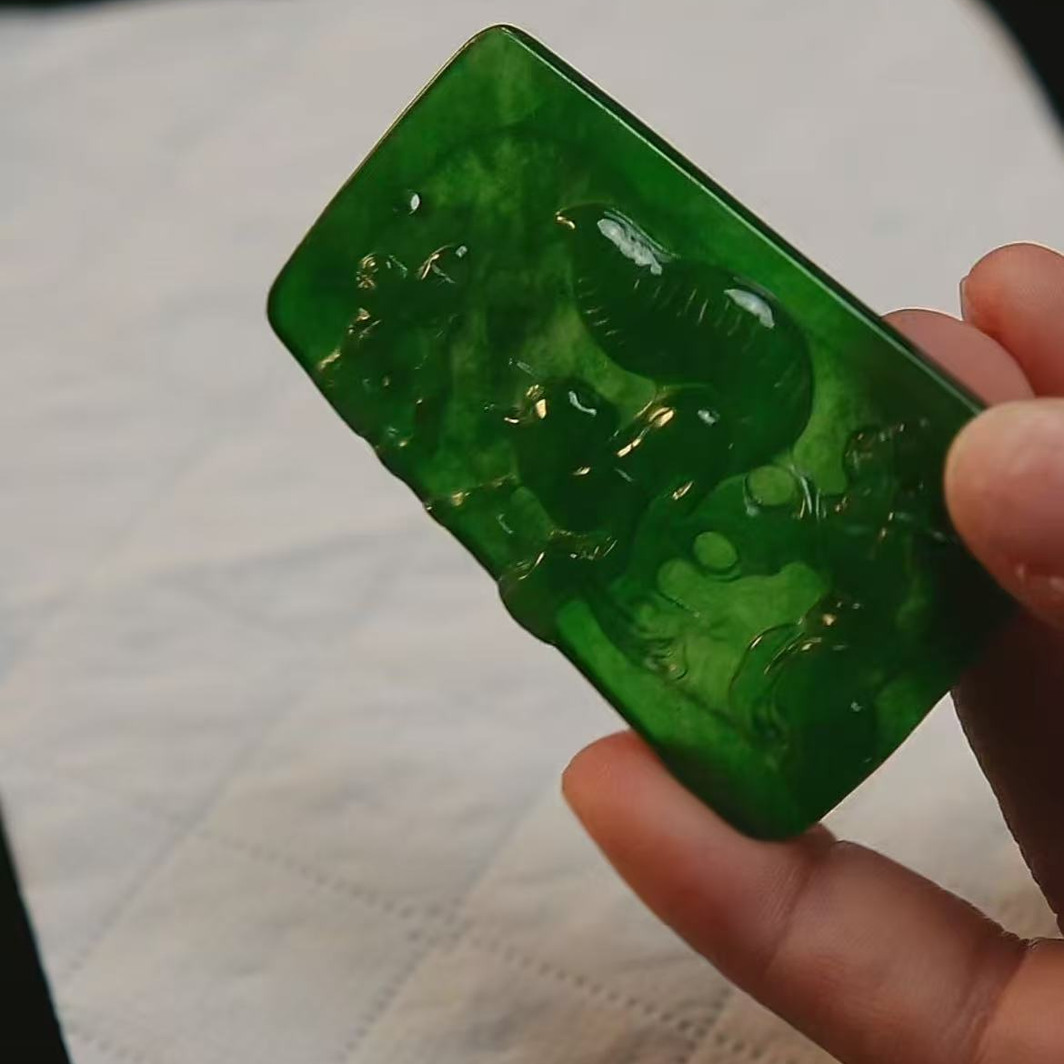 【华夏文物甄选商店02235】翡翠松鼠牌