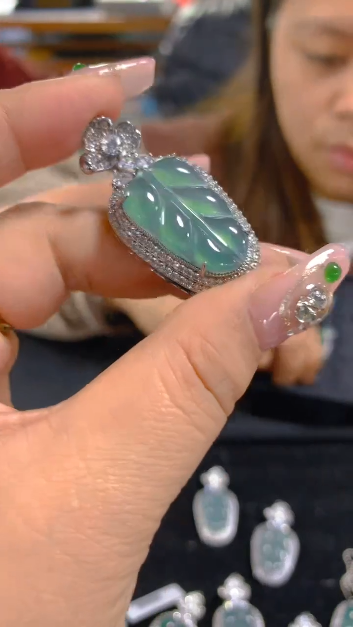 【闪购商品】翡翠吊坠(赠链)未镶嵌0028079354多样性发其一