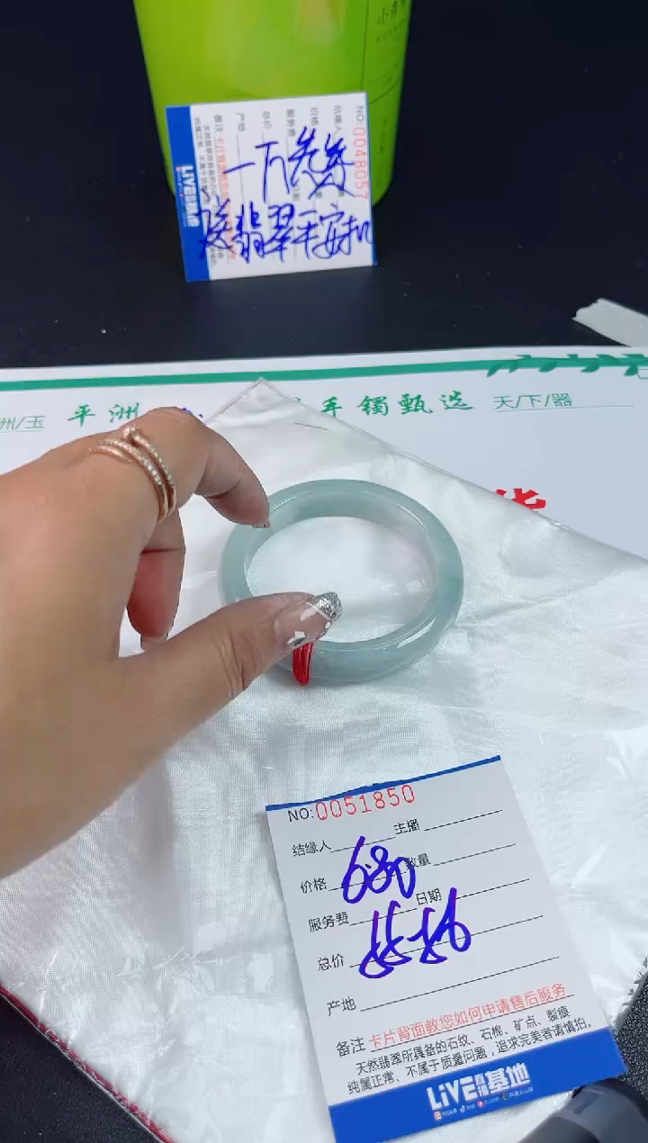 翡翠手镯未镶嵌翡翠手镯