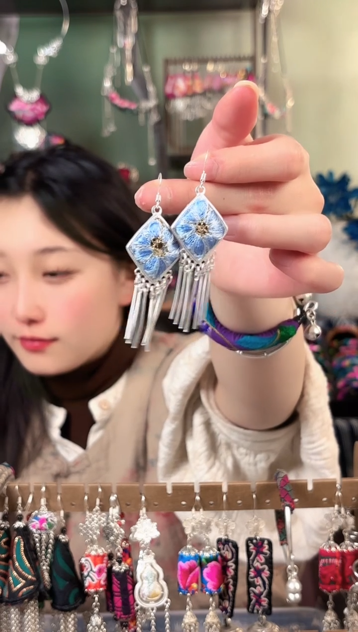 彩云南阁非遗老绣饰品141*