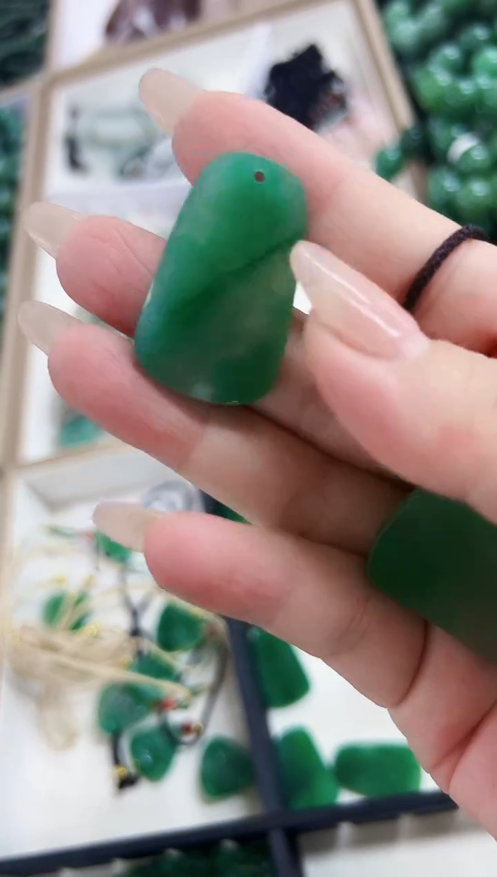 石英质玉（非洲翠）未镶嵌颈饰无事牌多样性发其一