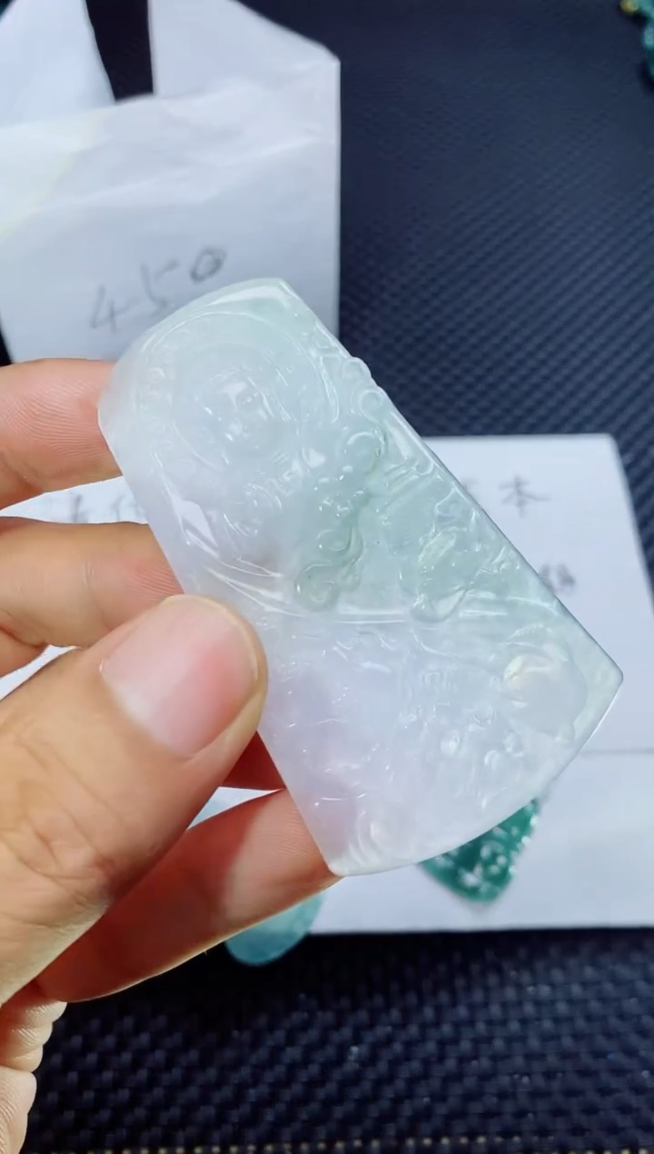 翡翠未镶嵌颈饰          