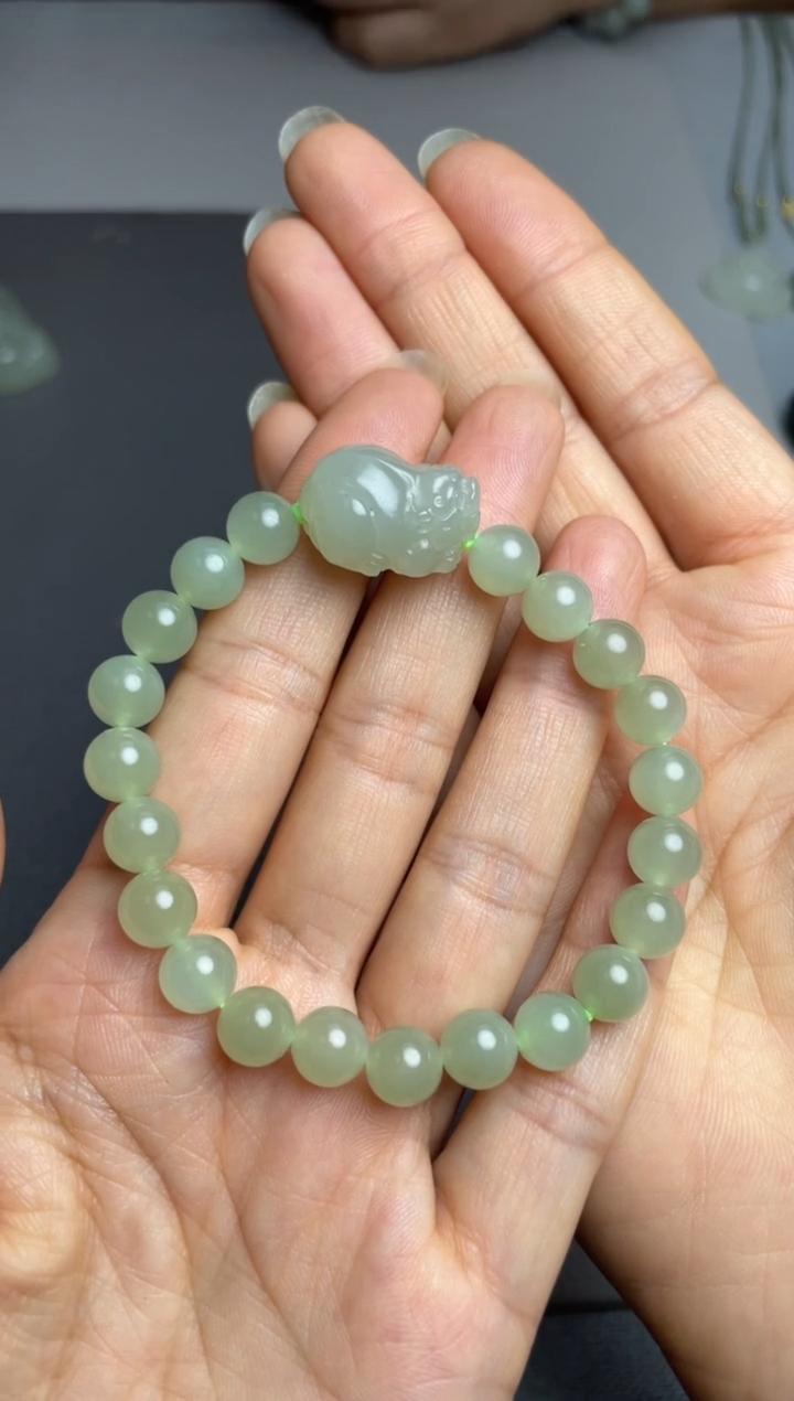 和田玉未镶嵌颈饰.