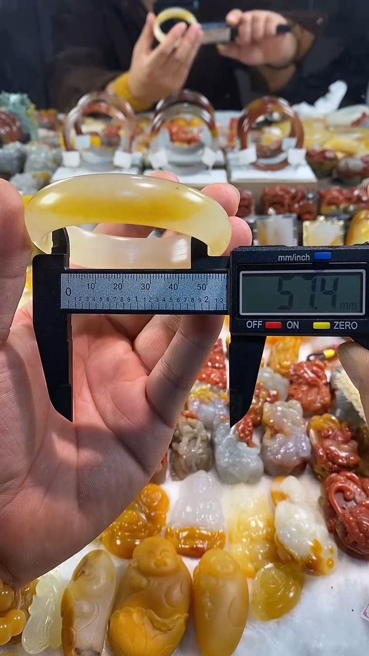 未镶嵌石英质玉手镯石英质玉手镯