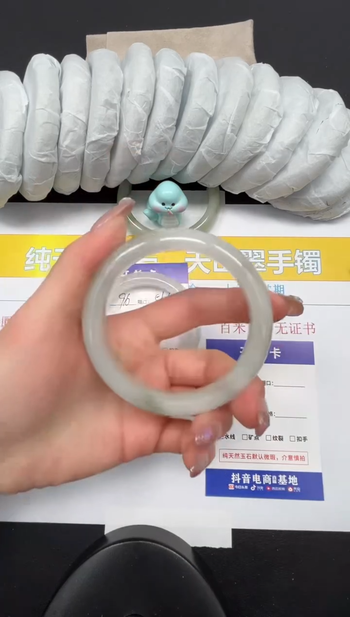 【闪购商品】石英质玉手镯未镶嵌97-59.9