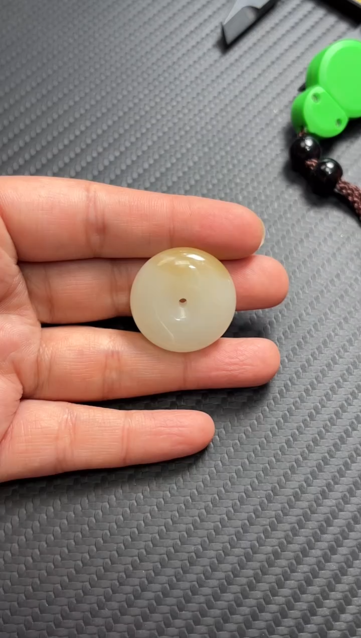 和田玉未镶嵌吊坠(赠链)且末金山微色差平安扣M