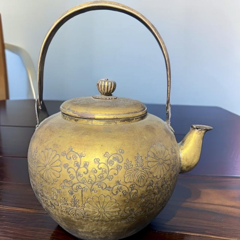 密胺錾刻花纹鎏金铜壶