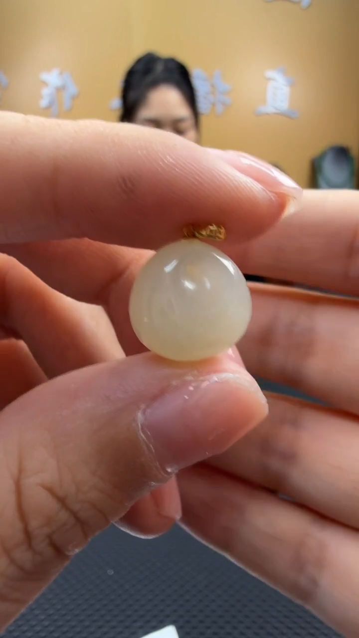 颈饰18K金镶嵌和田玉紫*壳挂件