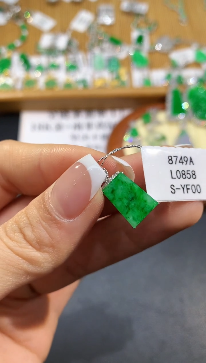 【闪购商品】翡翠吊坠(不含链)18K金镶嵌L0858