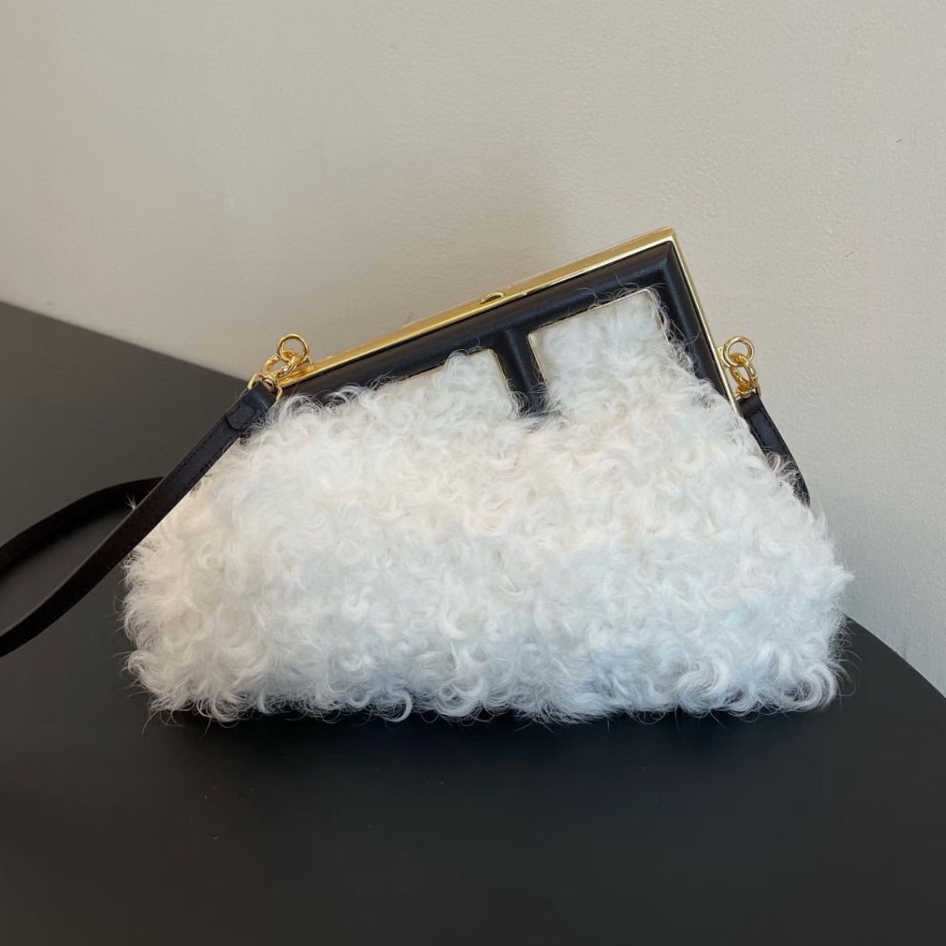 99新 FENDI/芬迪 专柜25000 羊毛卷First小号斜挎包B5863