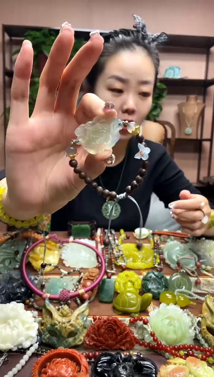 未镶嵌岫玉吊坠多样性发货发其中之一