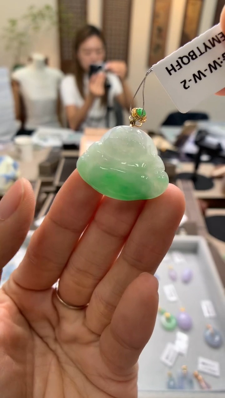 颈饰18K金镶嵌翡翠黄**丫观音