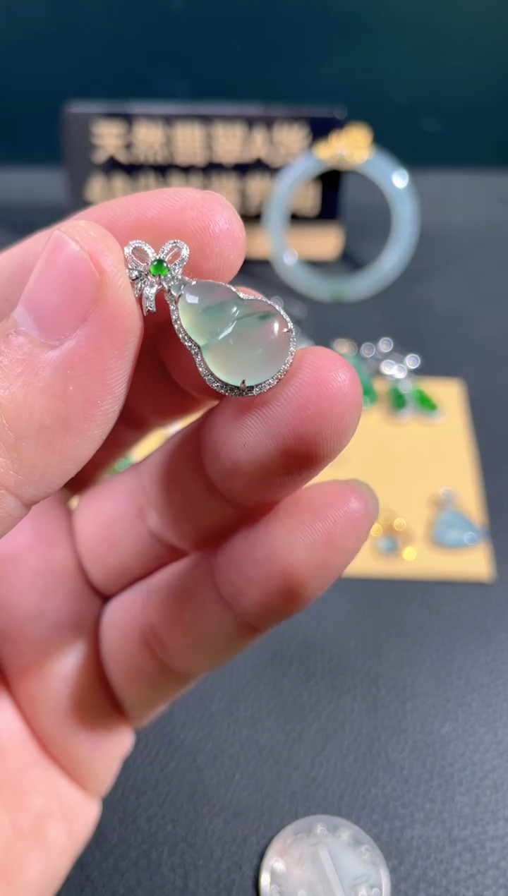 【闪购商品】翡翠颈饰18K金镶嵌翡翠