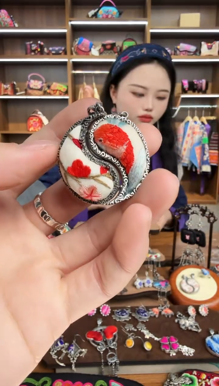 【闪购商品】织绣157蒙阿苏苗绣传承