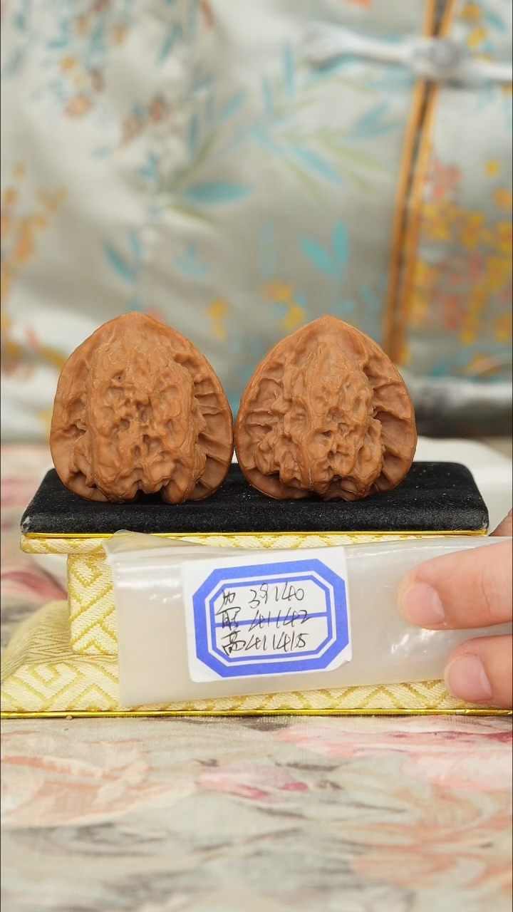 【闪购商品】文玩核桃把件梨木台