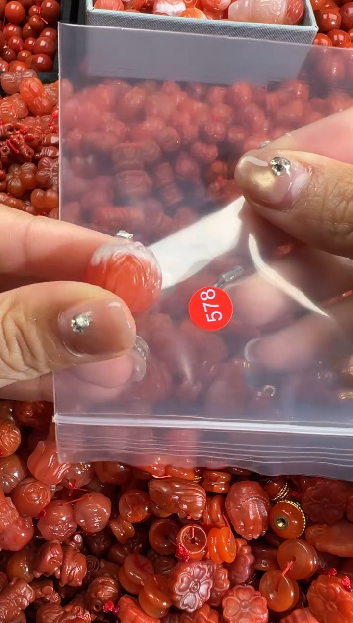 南红玛瑙合金颈饰1