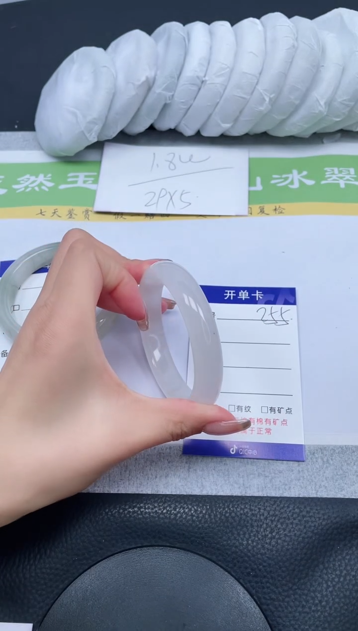 【闪购商品】石英质玉手镯未镶嵌A255-59+(微微一抹翠)