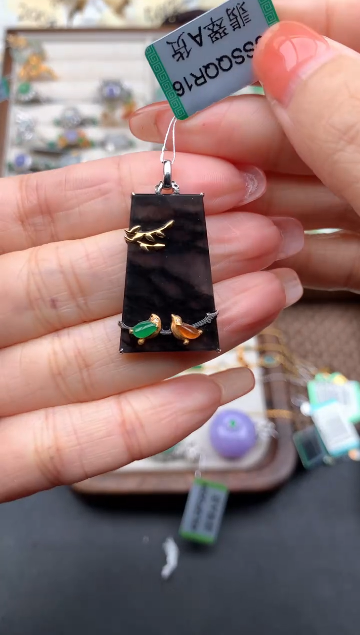 18K金镶嵌挂件翡翠1