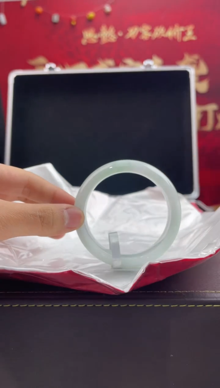 【闪购商品】翡翠手镯未镶嵌62翡翠手镯（微瑕）