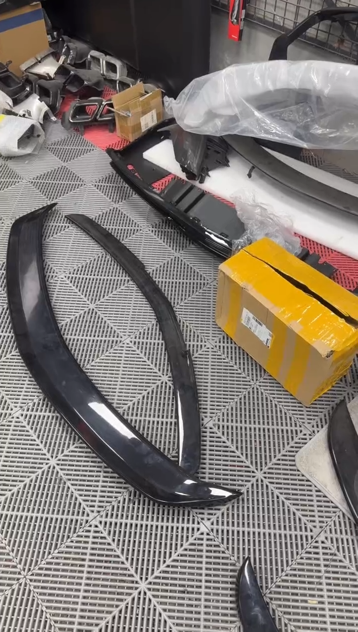 中控四件套+黑翼一比一尾翼亮黑，轮眉贴红色